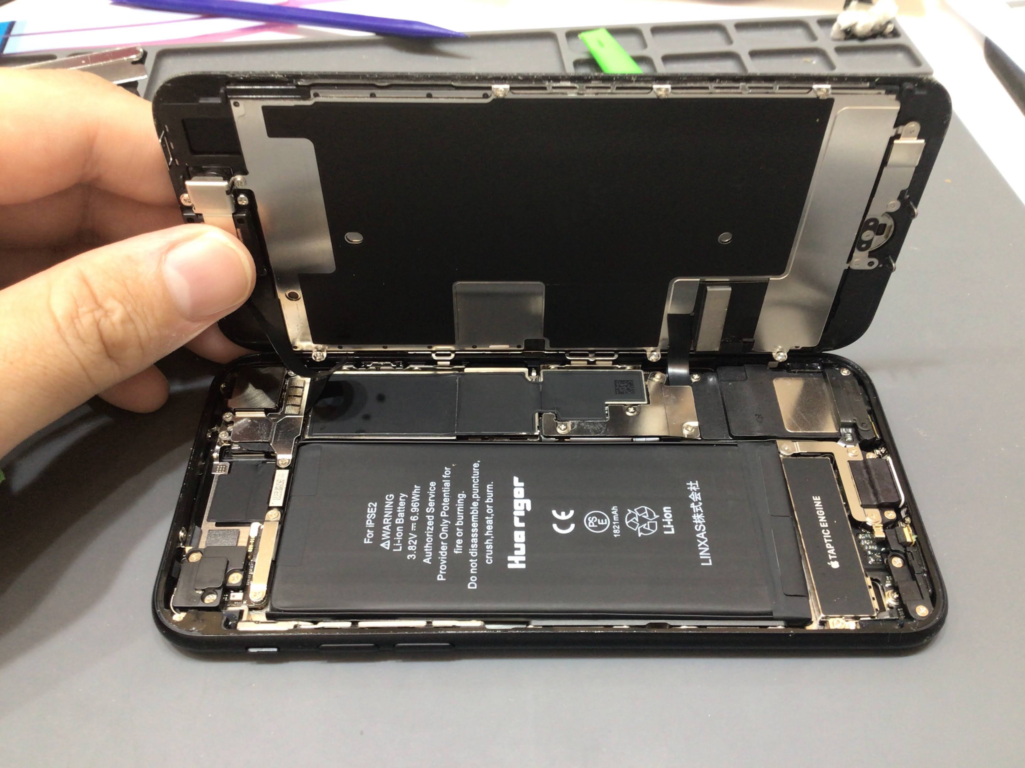 iPhoneSE2のバッテリー交換は、データそのまま・即日修理のスマホ修理工房イーアス高尾店へ！